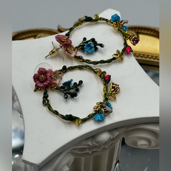 🆕 LES NEREIDES 🧿 NIB Rose D'Orient Large Hoops with Flowers, Berries & Bees - Picture 11 of 15